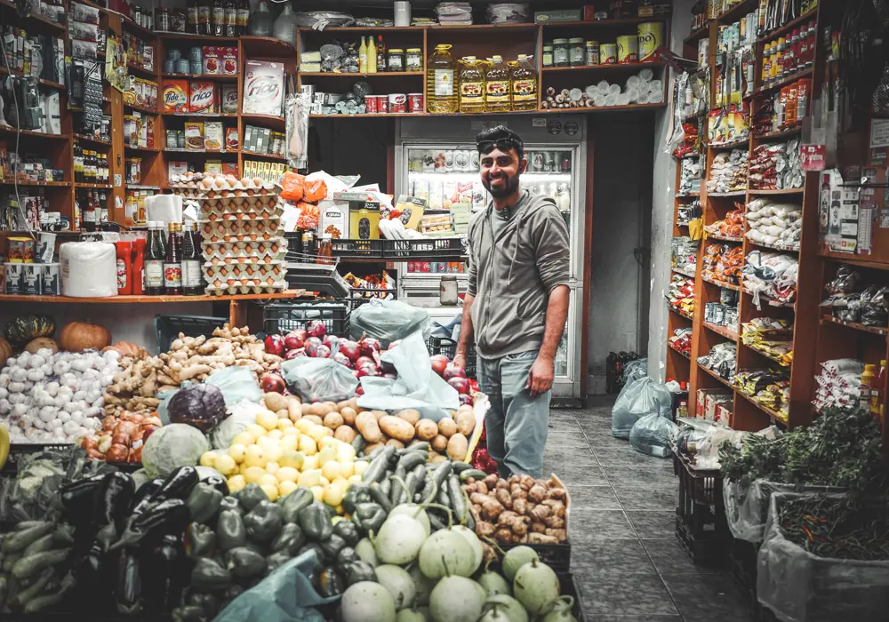 Un almacén de barrio con las góndolas y la mercadería a la vista